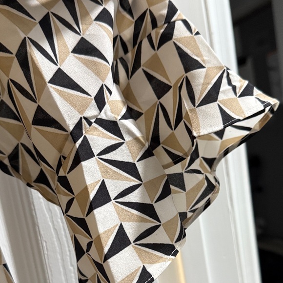 BloomChic Black and Cream Patterned Blouse - Picture 4 of 4